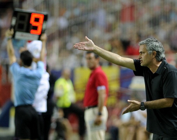 HLV Mourinho đứng ngồi không yên với màn trình diễn tệ hại của các học trò...
